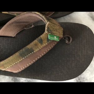 Sanuk boys flip flops size 7